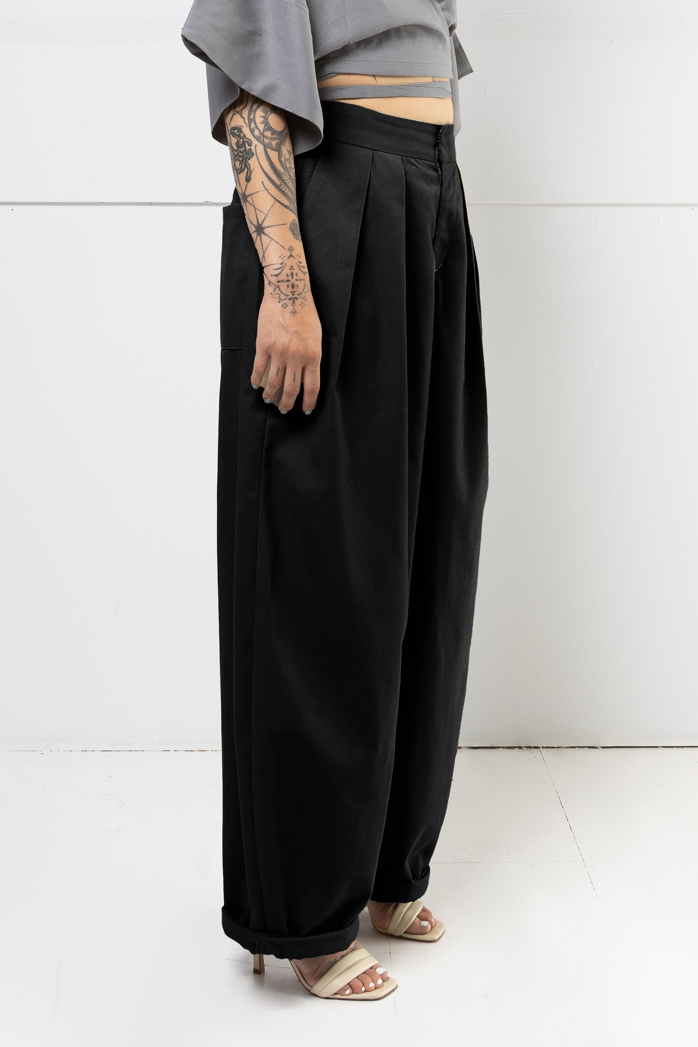 LUCAS PLEATED TROUSER