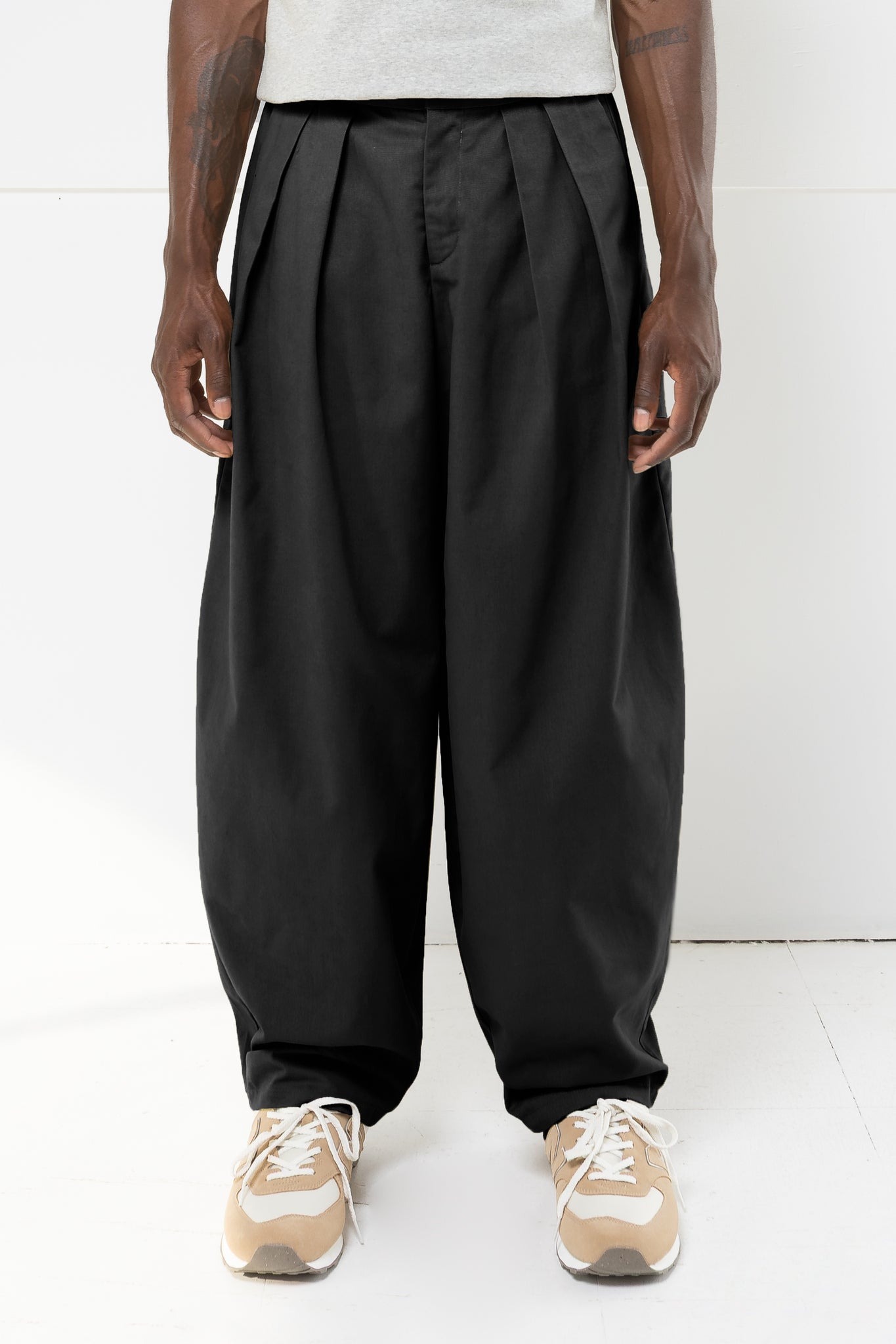 LUCAS PLEATED TROUSER