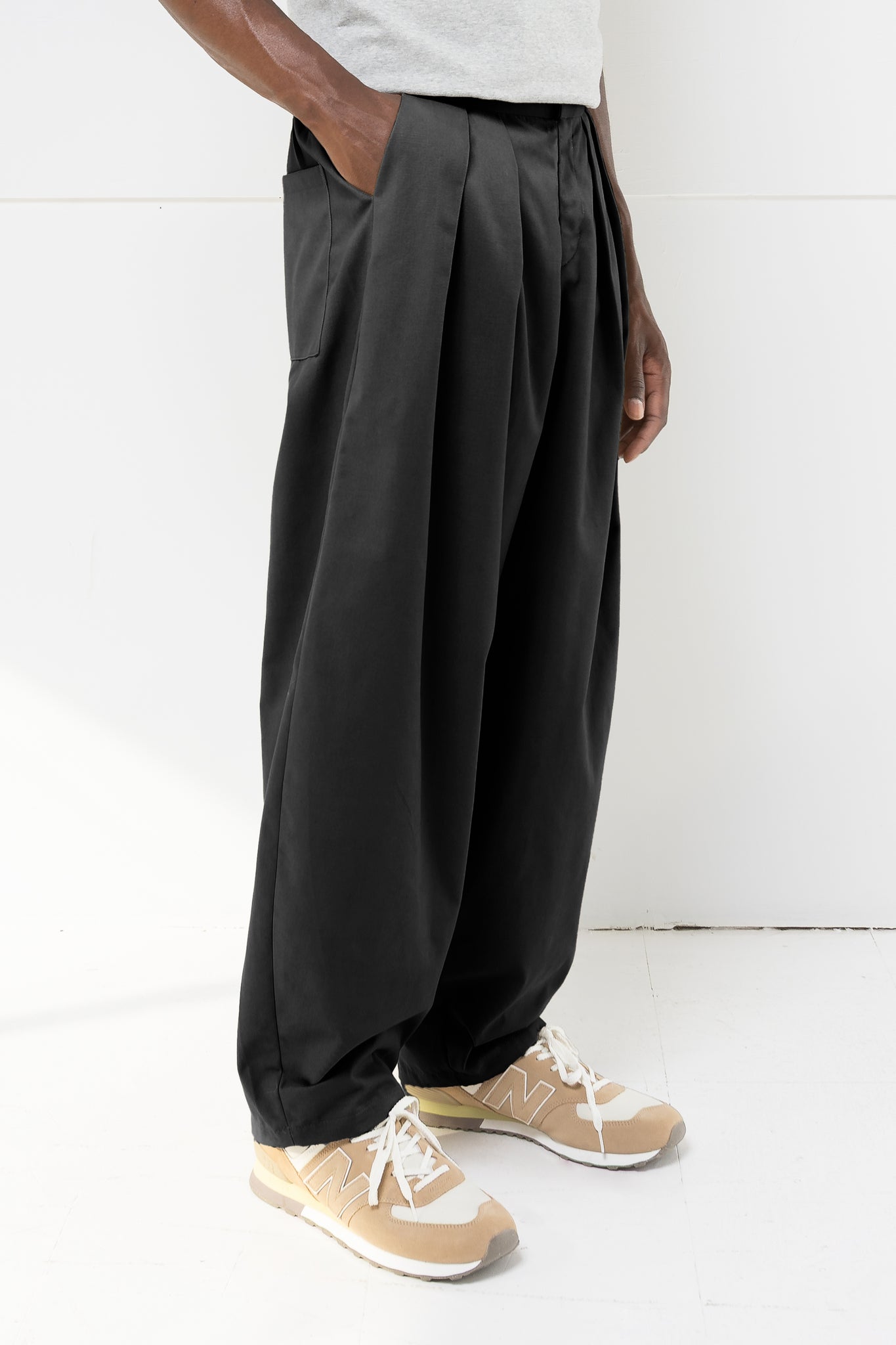 LUCAS PLEATED TROUSER